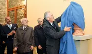  ??  ?? Il presidente della Figc Gravina scopre il busto restaurato del Marchese Luigi Ridolfi