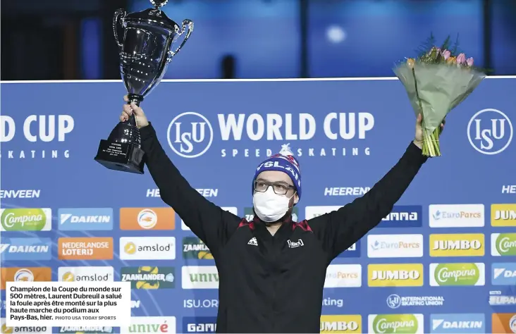  ?? PHOTO USA TODAY SPORTS ?? Champion de la Coupe du monde sur 500 mètres, Laurent Dubreuil a salué la foule après être monté sur la plus haute marche du podium aux Pays-Bas, hier.