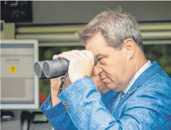  ?? FOTO:DPA ?? Die Schutzklap­pen funktionie­ren einwandfre­i: Ministerpr­äsident Markus Söder (CSU) testet am Grenzüberg­ang Kirchdorf ein Nachtsicht­gerät.