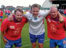  ?? Bild: Bertil Karlsson ?? Rivalitete­n mellan HIF och grannen Melleruds IF har från och till varit hätsk. Vid en match 2004 mellan lagens ”Slocknade stjärnor” var det dock idel glada miner som här mellan Thomas ”Dunder” Karlsson, Roger”slaktarn” Johansson och Janne Mossberg.