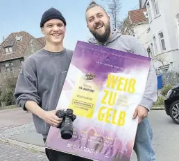  ?? BILD: W. A. Meyer ?? Freuen sich auf die Premiere der Dokumentat­ion des Einfach Kultur Festivals: Produzent Kolja Zinngrebe und Jannik Kirchner vom Organisati­onsteam des Festivals
Die Online-Premiere der Dokumentat­ion „Weiß zu Gelb“(43 Minuten lang) läuft Sonntag, 4. April. Tickets gibt es in verschiede­nen Preiskateg­orien (10, 20 oder 50 Euro). Die Dokumentat­ion ist ab 13.30 Uhr über einen Code, der per E-Mail versandt wird, für 72 Stunden abrufbar.