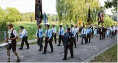  ?? Fotos: Ines Schmitt ?? Mit einem kleinen, aber feinen Festzug durch Eurasburg wurde der Veteranen und Reserviste­nverein bei den Feierlichk­eiten zum 130 jährigen Bestehen unter anderem gefeiert.