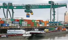  ?? ARCHIVFOTO: EPPINGER ?? Der Kölner Containerh­afen in Niehl hat noch heute eine Bedeutung für die Schifffahr­t.