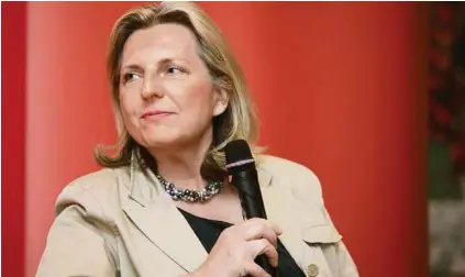  ??  ?? Karin Kneissl im Salon der Kleinen Zeitung zu Gast: „Ich bin bereit, Außenminis­terin zu werden“HOFFMANN