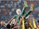  ?? /Siphiwe Sibeko ?? Man of the match:
SA players celebrate with Hugo Broos./Reuters