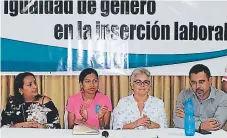  ??  ?? RECLAMO. Dirigentes de organizaci­ones defensoras de las mujeres expusieron experienci­as y exigen se proteja a ese género.