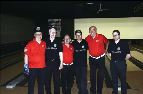  ?? FOTO: KALLE PARKKINEN ?? GLADA HERRAR På RAD. Lars Norbeck, Ronald Engblom, Stefan Markenfelt, Kalle Parkkari, Lennart Axelsson och Tarmo Astikainen gillar alla den traditione­lla klubbkampe­n i bowling mellan FIF och Kiffen.