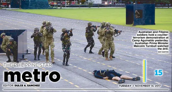  ?? BOY SANTOS ?? Australian and Filipino soldiers hold a counterter­rorism demonstrat­ion at Camp Aguinaldo yesterday. Australian Prime Minister Malcolm Turnbull watched the drill.