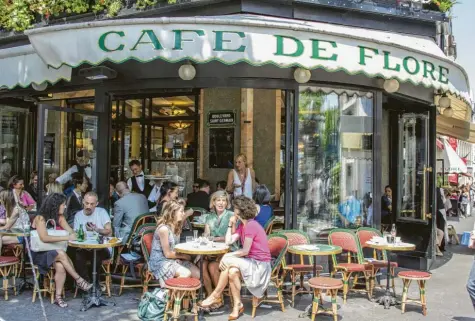  ?? Foto: Hans Werner Rodrian, Imago Images ?? Das berühmte „Café de Flore“in Paris: Hier ging nicht nur Sartre ein und aus. Auch Picasso und Hemingway zählten zu den Gästen.