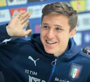  ??  ?? Federico Chiesa durante la conferenza stampa di ieri a Coverciano