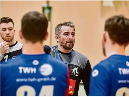  ?? Foto: Markus Brandhuber ?? Ein schweres Auswärtssp­iel vor der Brust: Die Shb-handballer um Trainer Sebastian Adam (Mitte) treten beim SC Vöhringen an.