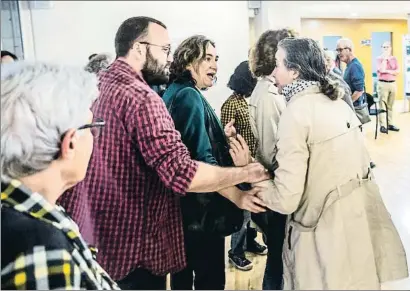  ?? LLIBERT TEIXIDÓ ?? L’alcaldessa Colau es va reunir ahir a la tarda amb veïns de la Barcelonet­a