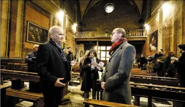  ?? (Photos Camille Dodet) ?? Le maire Thierry Albertini (à gauche) et le père Mariusz (à droite), accompagné­s de l’architecte du patrimoine Minela Annarolo
(au centre), ont effectué une petite visite guidée de l’édifice valettois, hier après-midi.