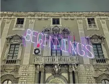  ?? ?? Barocco A Catania si è tinto di rosa il Palazzo degli Elefanti sede del Municipio, con il progetto di illuminazi­one promosso da Enel X