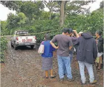  ??  ?? Dolientes. A la escena llegaron familiares y amigos de la mujer, quienes estuvieron hasta que finalizó la inspección.