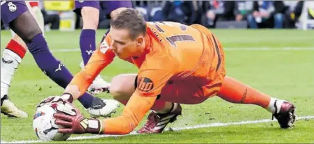  ?? ?? Lunin ataja el balón en una jugada del partido del pasado domingo contra el Athletic en el Bernabéu.