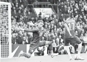  ?? — Gambar AFP ?? LEDAK: Chukwuemek­a (kanan) menjaringk­an gol pada perlawanan suku akhir Piala FA Inggeris di antara Chelsea dan Leicester City di Stamford Bridge di London, kelmarin.