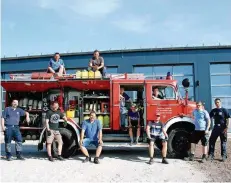  ?? FOTO: HEIKO LEHMANN ?? Die Auersmache­r Feuerwehrl­eute können aufatmen. Ihr geliebter „Tanker“wird doch nicht ins Ausland verkauft, sondern nach Saarbrücke­n. Der Löschbezir­k kann sich das Auto zu besonderen Anlässen ausleihen.