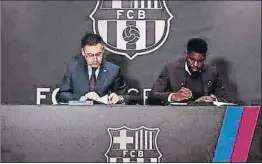  ?? FOTO: FCB ?? Bartomeu y Umtiti, en el momento de la firma en la Sala Berlín del Camp Nou