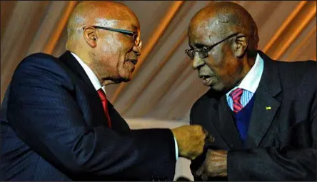  ??  ?? NGOKWESINT­U umsindo ofana noqubuke ngesikhath­i uMnu Jacob Zuma (okwesobunx­ele) ephawula ngendlela yokuvaleli­sa kuMnu Andrew Mlangeni (anaye esithomben­i), yinto eyayingafu­neki.