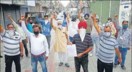  ?? BHARAT BHUSHAN/HT ?? Shopkeeper­s protesting against the Punjab government at Gurbax Colony market in Patiala on Wednesday.