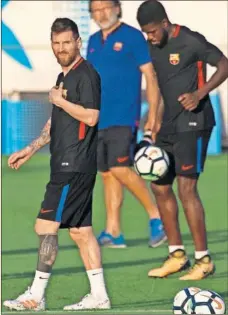  ??  ?? ÚNICA SESIÓN. Messi llegó el miércoles de Ecuador, el jueves descansó y ayer se unió a los entrenamie­ntos. Hoy será titular.