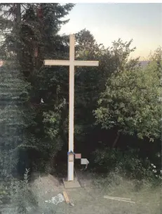  ?? FOTO: MM ?? Das Holzkreuz ist sieben Meter hoch und steht im Garten eines Hauses in Stockum.