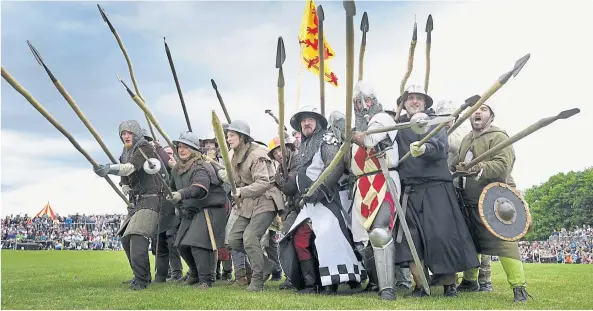  ?? [ AFP/Andy Buchanan] ?? Im Juli 2014 wurde die englisch-schottisch­e Schlacht von Bannockbur­n nachgestel­lt. Drei Monate später scheiterte knapp das Unabhängig­keitsrefer­endum.