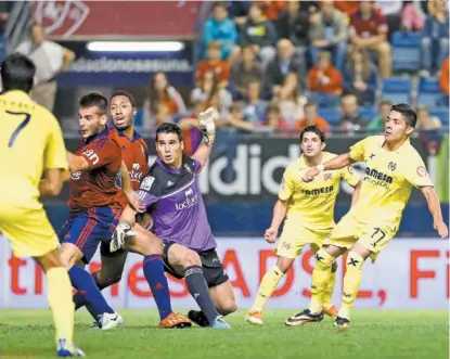  ?? FOTO: EFE ?? Momento en el que Javier Aquino (17) marca el segundo gol del Villarreal