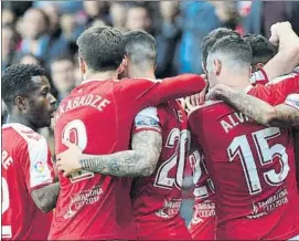  ?? FOTO: VICENÇ LLURBA ?? Los jugadores del Nàstic, una piña con el objetivo de asegurar la salvación