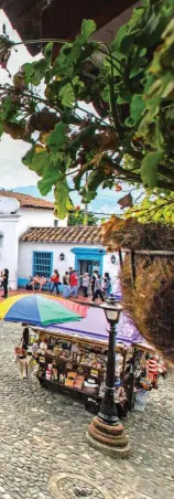  ?? FOTOS CARLOS VELÁSQUEZ ?? 1. La plaza del pueblito paisa es lo único que no ha cambiado, aunque la pila de agua ya no funciona. 2. De las habitacion­es fueron sacados los objetos antiguos. 3. Cuando llueve el mirador se vuelve un lodazal, un repelente para turistas. 4. La...