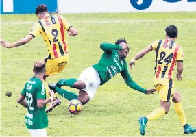  ??  ?? CHOQUE. Joshua Vargas cae al suelo en una acción en la que pedía penal.