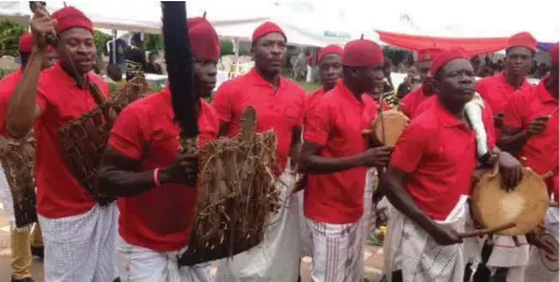  ??  ?? A male cultural troupe entertaini­ng guests at the event