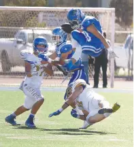  ??  ?? En juego de pretempora­da la jauría cayó en casa 28-7 ante Auténticos Tigres de la UANL.