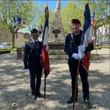  ??  ?? Les porte-drapeaux de l’associatio­n cantonale des Anciens combattant­s, Christophe Carpentier et Lilian Cambou