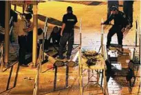  ??  ?? Polizisten entfernen in der Jerusaleme­r Altstadt Metalldete­ktoren. Foto: Mahmoud Illean, dpa