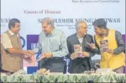  ?? PRATIK CHORGE/HT ?? Union minister Nitin Gadkari, industrial­ist Ratan Tata, Niti Aayog VC Rajiv Kumar at the launch of Tuhin Sinha’s book ‘India Inspires: Redefining the Politics of Deliveranc­e’, on Thursday.