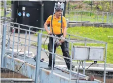  ?? FOTOS: STEIDLE ?? Viel Lob gab es für Klärwärter Dietmar Hofele im Gemeindera­t, der auf der Westerheim­er Kläranlage „einen hervorrage­nden Dienst leiste.“