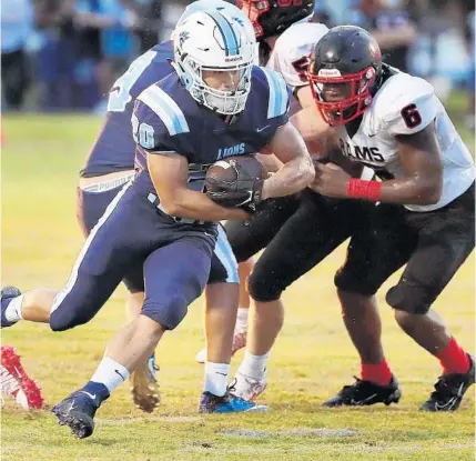  ?? STEPHEN M. DOWELL/ORLANDO SENTINEL ?? Foundation Academy’s Travis Hutchinson (20) carries the ball during his team’s game against Orangewood Christian.