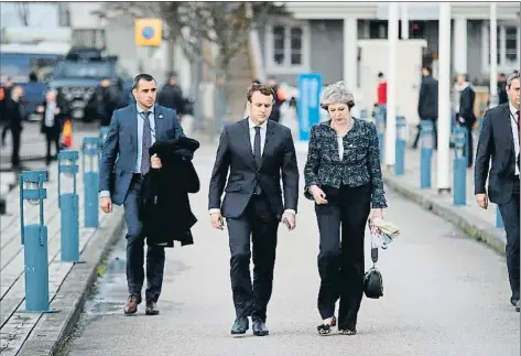  ?? JONAS EKSTROEMER / EFE ?? Emmanuel Macron i Theresa May conversen als carrers de Göteborg, minuts abans de la trobada