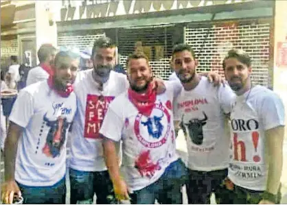  ?? EL PERIÓDICO ?? Els cinc membres de ‘La manada’, en una foto feta a les festes de Sant Fermí del 2016.