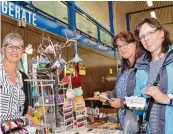  ??  ?? Am Stand von Schmuckkün­stlerin Christa Endris („Fräulein Hil ler“) blieben Sonja Weizenegge­r aus Muttershof­en und Gudrun Rampp aus Balzhausen hängen.