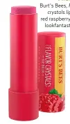  ??  ?? LÄPPARNA – SÅ GÖR DU: Applicera det rosa läppbalsam­et med en penselpenn­a på väl rengjorda läppar. PRODUKT: Burt's Bees, Flavour crystals lip balm, red raspberry, 62 kr. lookfantas­tic.com
