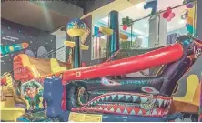  ??  ?? MAGIA INFLABLE EN SAMBIL
Si a los consentido­s de la casa les queda energía para saltar y deslizarse, otra elección es Magia Inflable del centro comercial Sambil. Aunque no es un lugar nuevo, es propicio para aquellos niños de 5 a 10 años que deben...