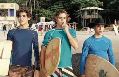  ?? Divulgação ?? Os surfistas Billy (Bruno Astuti, à esq.), Rafa (André Lamoglia, ao centro) e Jojó (Marino Canguçú) são os personagen­s centrais da série “Juacas”, que estreia nesta segunda-feira