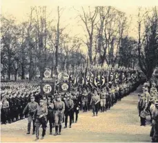  ?? FOTO: STADTARCHI­V WEINGARTEN ?? Das Bild zeigt den Aufmarsch der uniformier­ten Soldaten zum „Oberschwab­entag“am 14. November 1937 auf dem Jahnplatz Weingarten.
