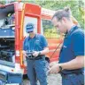  ?? FOTOS: KARA BALLARIN ?? Eine Drohne wie die der Freiwillig­en Feuerwehr Kronau hilft bei Waldbrande­insätzen. Sie trägt Wärmebild- und normale Kameras, Scheinwerf­er und Lautsprech­er.