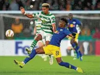  ?? Kämpfen um den Ball: Leipzigs Nordi Mukiele (rechts) und Glasgows Scott Sinclair. Foto: firo ??