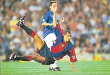  ?? REUTERS / ‘MUNDO DEPORTIVO’ ?? Puyol celebra un gol al Real Madrid en la Copa, en el 2012; Henry festeja uno de los dos tantos que anotó en el Bernabeu en el memorable 2-6 del 2009 y Rivaldo conecta la chilena que clasificó al Barça para la Champions 2001-02