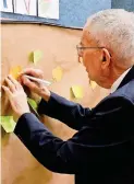  ?? HIRT ?? Alexander Van der Bellen verewigte sich mit einem Post-it auf der Demokratie­Wand